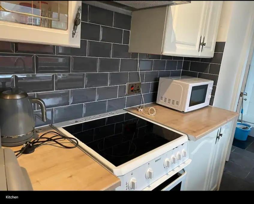 Wv1 Budget Contractor Stays- 5 Beds - Discounts Ok Wolverhampton Exterior photo
